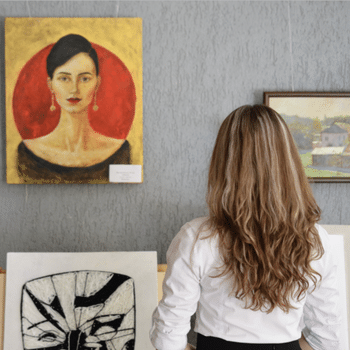 Visiteur cherche œuvres d’art captivantes